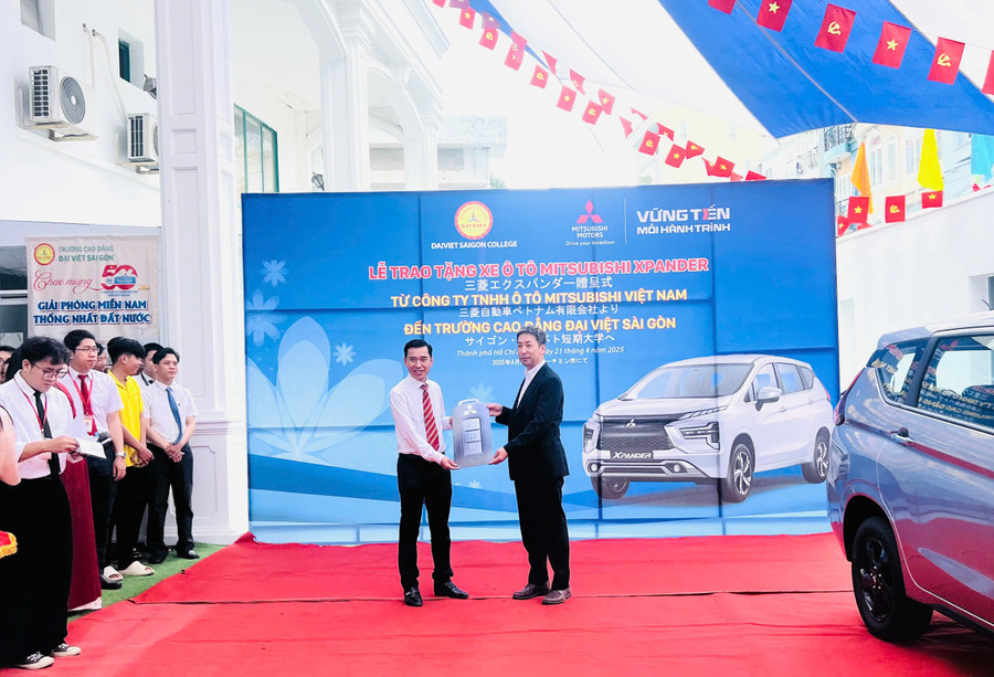 mitsubishi-viet-nam-trao-tang-o-to-cho-truong-cao-dang-dai-viet-sai-gon1.jpg