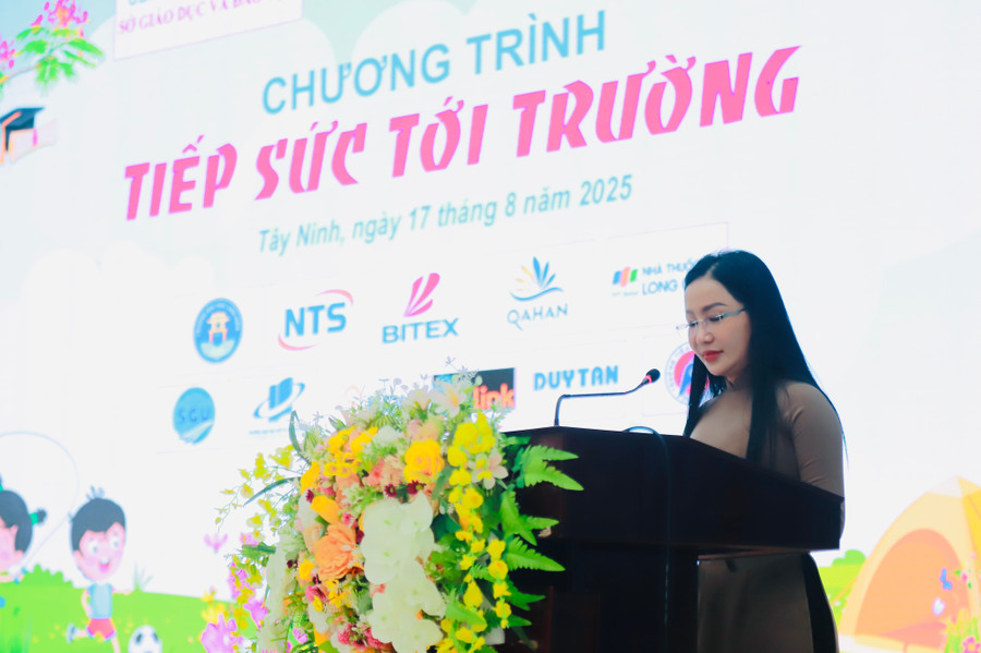 Bà Trần Ngọc Uyển- Phó giám đốc Sở GD&ĐT tỉnh Tây Ninh phát biểu tại chương trình. img-9717.jpg