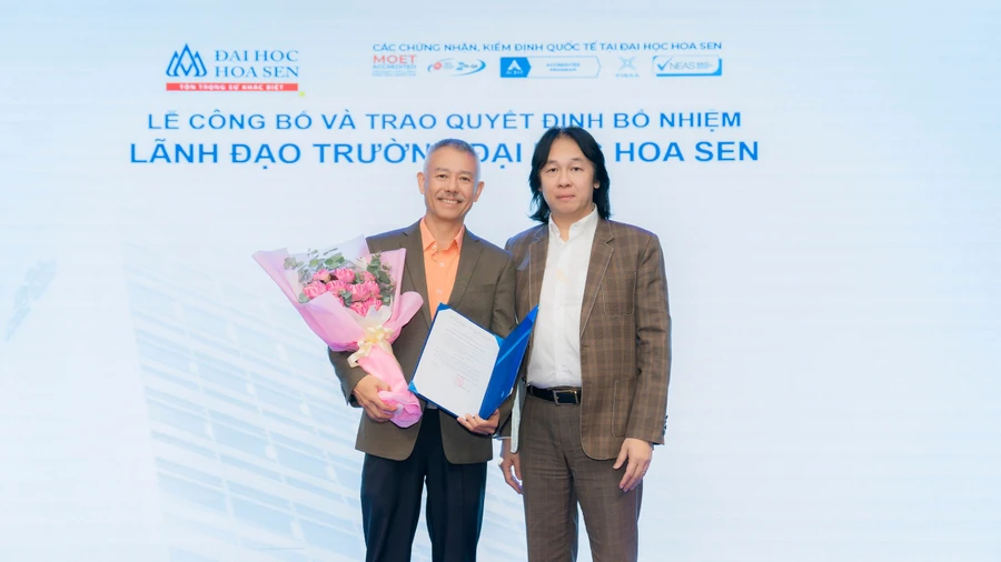 Ông Hoàng Quốc Việt – Chủ tịch Hội đồng cố vấn trường Đại học Hoa Sen trao quyết định và chúc mừng Phó Chủ tịch hội đồng cố vấn cho GS.TS Trương Nguyện Thành.