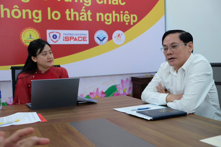 Thạc sĩ Nguyễn Duy Tiến trao đổi thông tin tại buổi giao lưu. thay-tien.jpg
