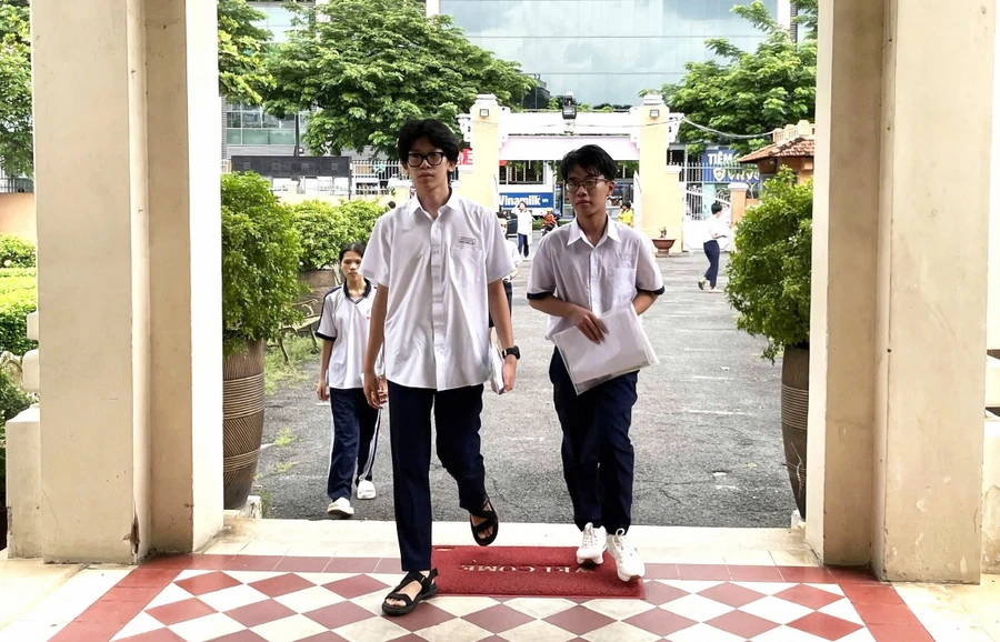 Thí sinh bước vào phòng thi môn chuyên.