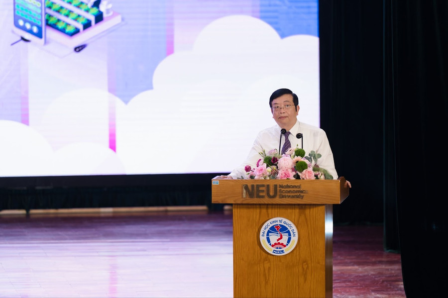 PGS.TS Tạ Văn Lợi, Hiệu trưởng Trường Kinh doanh, Đại học Kinh tế Quốc dân phát biểu tại buổi lễ. unnamed-4.jpg
