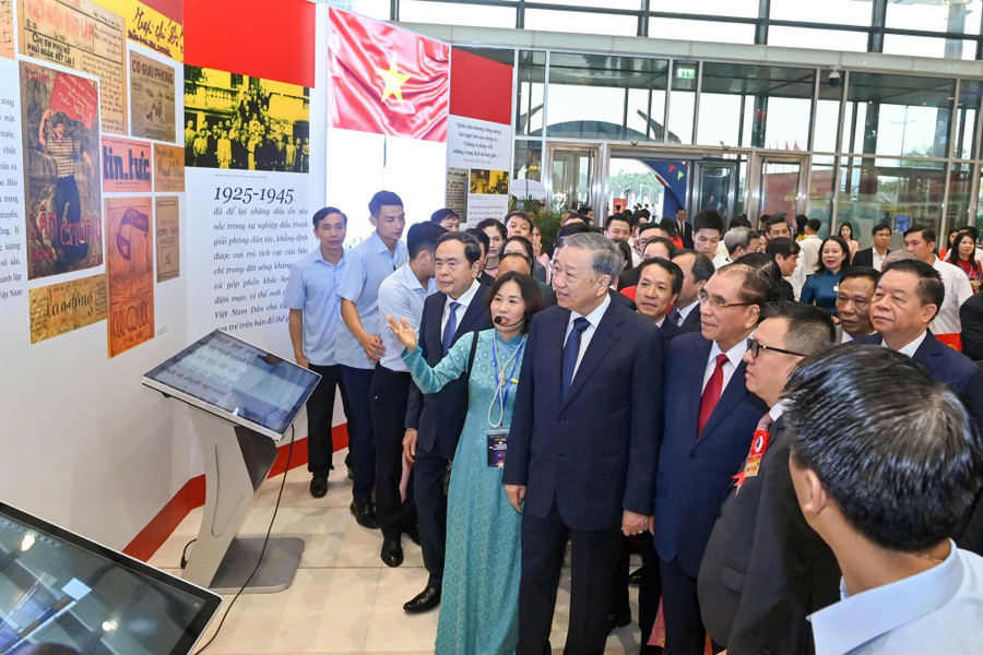 Trước khi bước vào Lễ kỷ niệm, Tổng Bí thư Tô Lâm, nguyên Tổng Bí thư Nông Đức Mạnh và các đại biểu tham quan các gian trưng bày. 505478952-1447213583121640-8295742292701515453-n.jpg