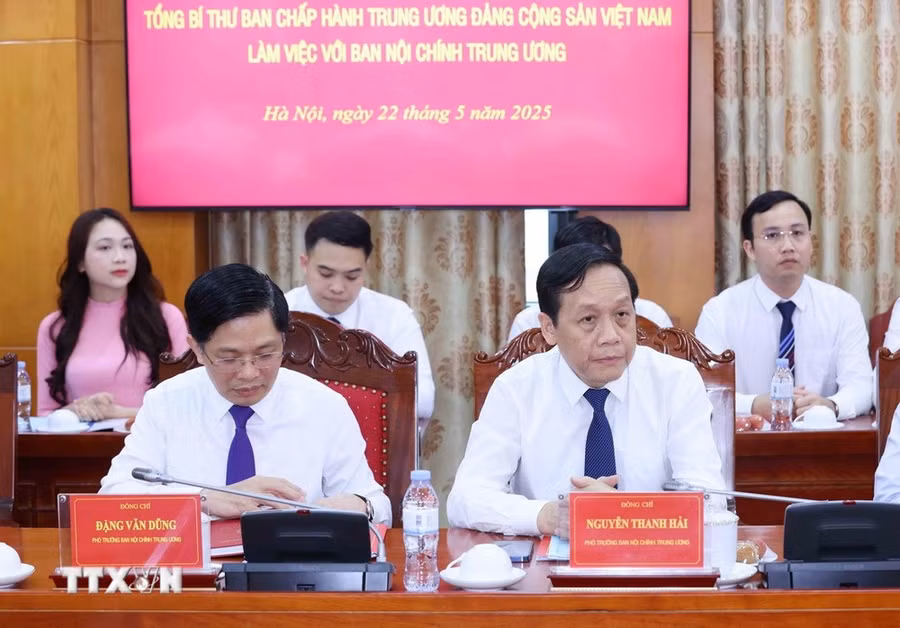 Các đồng chí lãnh đạo Ban Nội chính Trung ương tham dự buổi làm việc. (Ảnh: Phương Hoa/TTXVN).