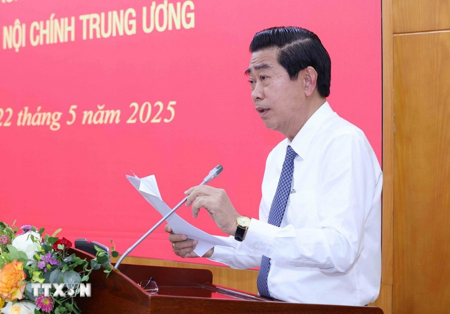 Đồng chí Võ Văn Dũng, Ủy viên Trung ương Đảng, Phó Trưởng Ban Thường trực Ban Nội chính Trung ương trình bày báo cáo tại buổi làm việc. (Ảnh: Phương Hoa/TTXVN). Đồng chí Võ Văn Dũng, Ủy viên Trung ương Đảng, Phó Trưởng Ban Thường trực Ban Nội chính Trung ương trình bày báo cáo tại buổi làm việc. (Ảnh: Phương Hoa/TTXVN).