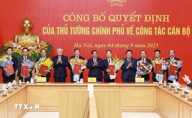 Thủ tướng Phạm Minh Chính trao Quyết định tiếp nhận, bổ nhiệm lãnh đạo một số bộ, cơ quan. (Ảnh: Dương Giang/TTXVN). Thủ tướng Phạm Minh Chính trao Quyết định tiếp nhận, bổ nhiệm lãnh đạo một số bộ, cơ quan. (Ảnh: Dương Giang/TTXVN).