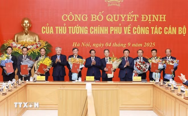 Thủ tướng Phạm Minh Chính trao Quyết định tiếp nhận, bổ nhiệm lãnh đạo một số bộ, cơ quan. (Ảnh: Dương Giang/TTXVN).