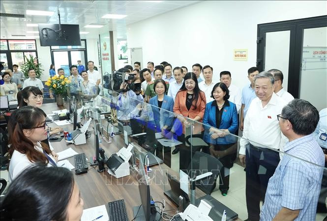 Tổng Bí thư Tô Lâm thăm Trung tâm phục vụ hành chính công phường Đống Đa, Hà Nội. Ảnh: Thống Nhất/ TTXVN