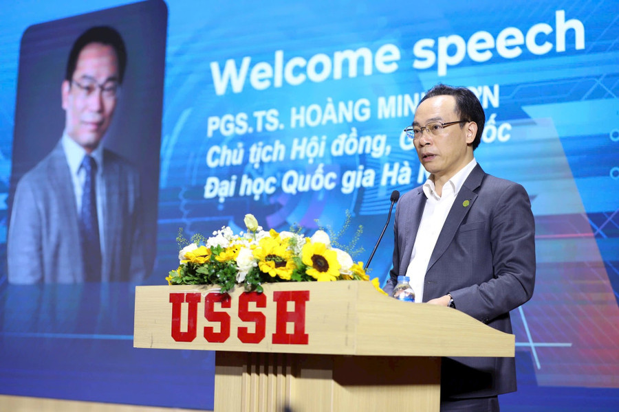 PGS.TS Hoàng Minh Sơn - Chủ tịch Hội đồng, Giám đốc Đại học Quốc gia Hà Nội phát biểu tại hội thảo. Ảnh: USSH Media son-dhqg-1.jpg