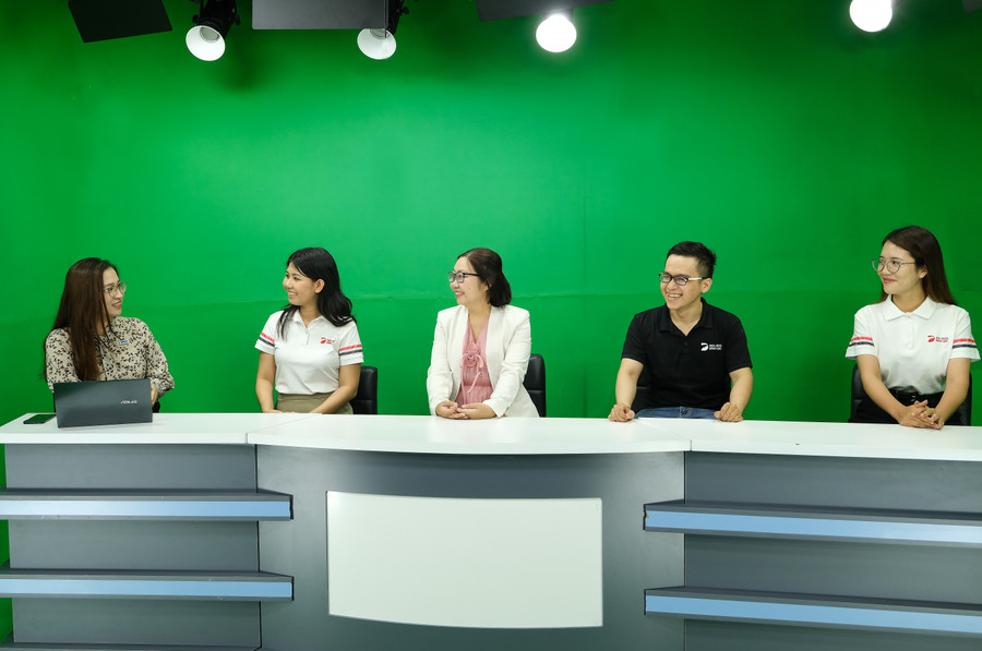 Các diễn giả chia sẻ tại buổi giao lưu vào chiều 6/5. 2-livestream.jpg
