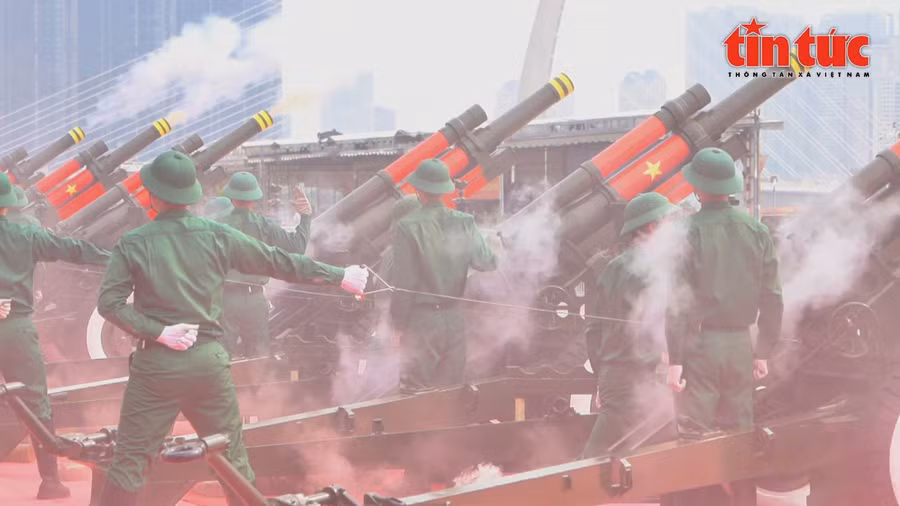 Các phát đại bác nối tiếp nhau, tạo nên những âm vang sâu lắng, hùng tráng. Người dân đứng xem trầm trồ, thán phục.