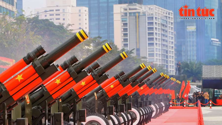 Trận địa pháo gồm 15 khẩu pháo lớn, mỗi khẩu nặng khoảng 4 tấn, được đặt trên nền thảm đỏ kéo dài 90m dọc tuyến đường Tôn Đức Thắng, tạo nên khung cảnh uy nghi, thiêng liêng.