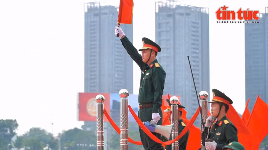 Khoảng 7h, người chỉ huy bắt đầu phát lịch bắn loạt đại bác đầu tiên.