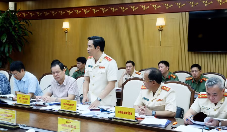 Thiếu tướng Trần Văn Phúc, Giám đốc Công an tỉnh, phát biểu tại hội nghị.