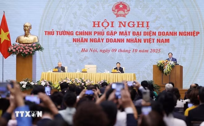 Thủ tướng Phạm Minh Chính phát biểu tại Hội nghị gặp mặt đại diện doanh nghiệp nhân Ngày Doanh nhân Việt Nam. (Ảnh: Dương Giang/TTXVN)