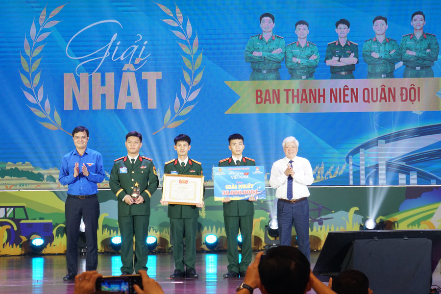Giải nhất trị giá 30.000.0000 đồng thuộc về Ban Thanh niên Quân đội. Ảnh: Lê Nghĩa. dsc09611.jpg