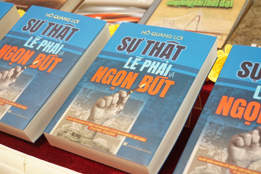 Cuốn sách "Sự thật, Lẽ phải và Ngọn bút" của nhà báo Hồ Quang Lợi ra mắt nhân kỷ niệm 100 năm Báo chí cách mạng Việt Nam. dsc09007.jpg