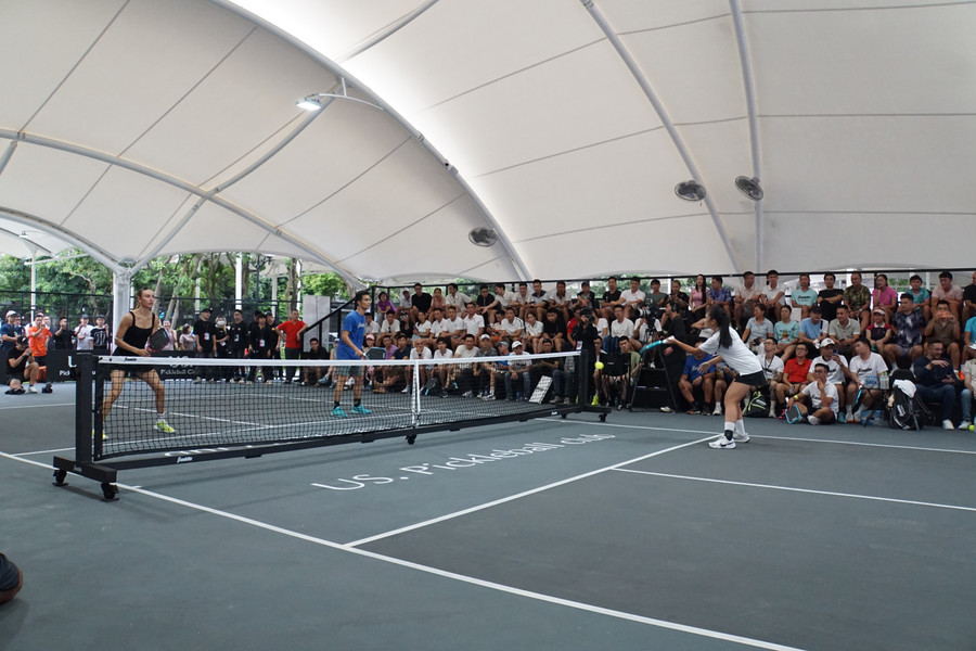 Quang cảnh trận đấu giao lưu giữa tuyển thủ Việt Nam kết hợp với 2 ngôi sao pickleball quốc tế. Ảnh: Lê Nghĩa. dsc09978.jpg
