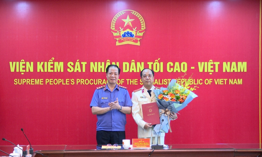 Phó Viện trưởng Viện Kiểm sát Nhân dân Tối cao Trần Hải Quân trao quyết định tiếp nhận và bổ nhiệm Nhà báo Nguyễn Mạnh Hưng, Ủy viên Hội đồng biên tập Cơ quan Báo và Phát thanh, Truyền hình Hà Nội giữ chức vụ Phó Tổng Biên tập Báo Bảo vệ Pháp luật. Ảnh: Nguyễn Nghĩa.