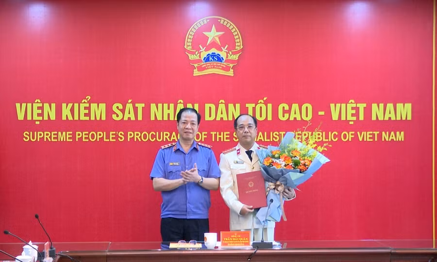 Phó Viện trưởng Viện Kiểm sát Nhân dân Tối cao Trần Hải Quân trao quyết định tiếp nhận và bổ nhiệm Nhà báo Nguyễn Mạnh Hưng, Ủy viên Hội đồng biên tập Cơ quan Báo và Phát thanh, Truyền hình Hà Nội giữ chức vụ Phó Tổng Biên tập Báo Bảo vệ Pháp luật. Ảnh: Nguyễn Nghĩa.