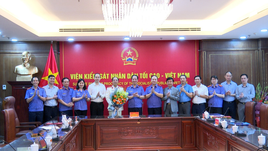 Lãnh đạo Viện Kiểm sát Nhân dân Tối cao, Ban Biên tập Báo Bảo vệ Pháp luật; Cơ quan Báo và Phát thanh, Truyền hình Hà Nội... chúc mừng Nhà báo Nguyễn Mạnh Hưng. Ảnh: Nguyễn Nghĩa.