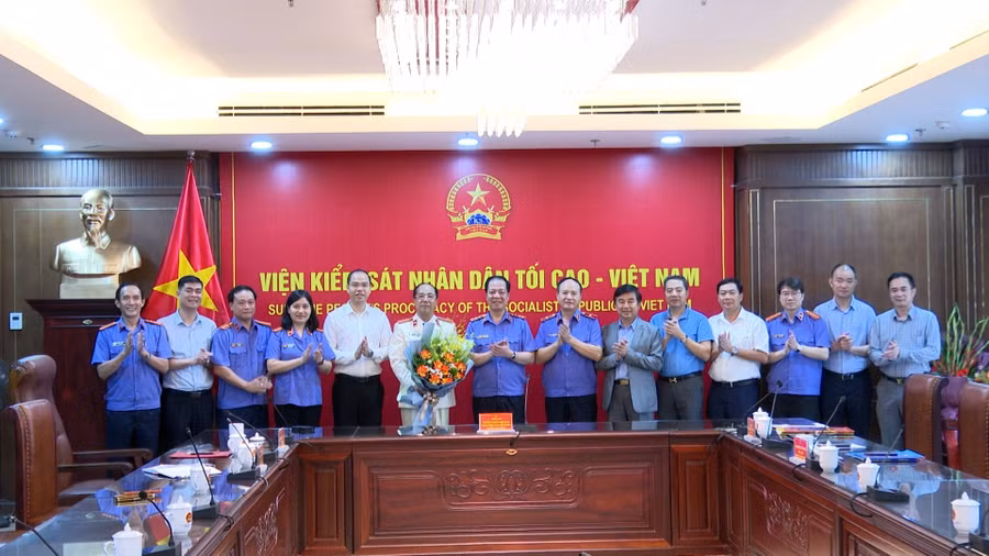 Lãnh đạo Viện Kiểm sát Nhân dân Tối cao, Ban Biên tập Báo Bảo vệ Pháp luật; Cơ quan Báo và Phát thanh, Truyền hình Hà Nội... chúc mừng Nhà báo Nguyễn Mạnh Hưng. Ảnh: Nguyễn Nghĩa.