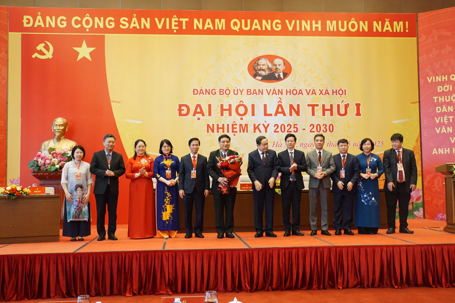 Chủ tịch Quốc hội Trần Thanh Mẫn trao Quyết định của Ban Thường vụ Đảng ủy Quốc hội chỉ định tham gia Ban Chấp hành, Ban Thường vụ, chỉ định Bí thư, Phó Bí thư Đảng ủy Uỷ ban VH&XH nhiệm kỳ 2025 – 2030. dsc08882.jpg