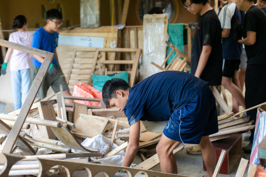 Hình ảnh các em học sinh trong dự án "Tái chế và sử dụng gỗ". 824484da7900cc5e9511.jpg
