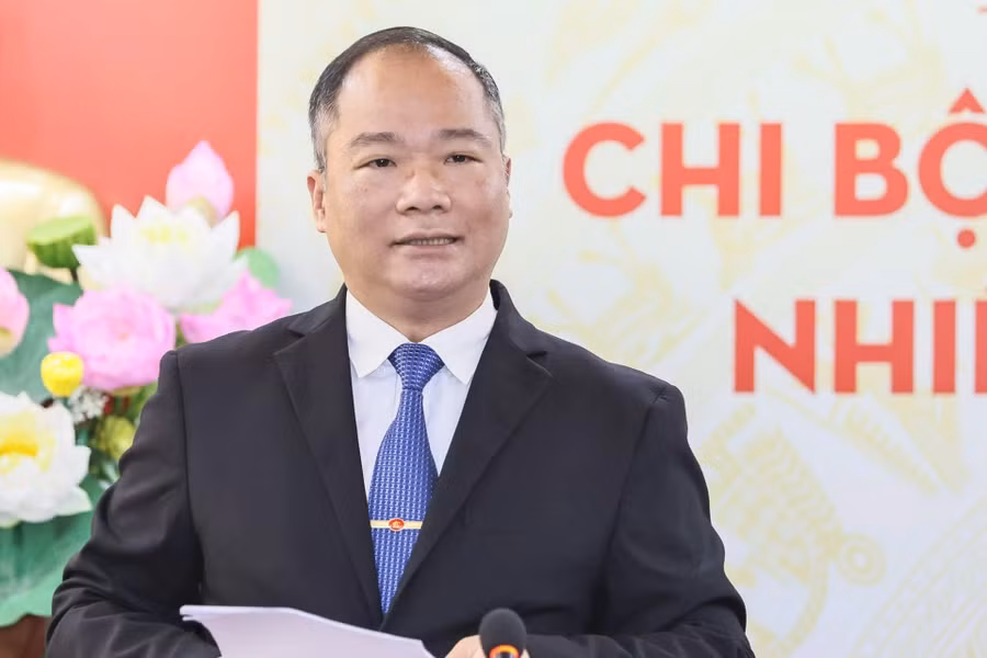 Nhà báo Nguyễn Đăng Khang, Phó Tổng Biên tập báo Đại Đoàn Kết, trình bày báo cáo tổng kết công tác chi bộ nhiệm kỳ 2022-2025, phương hướng nhiệm vụ nhiệm kỳ 2025-2027. (Ảnh: Quang Vinh)