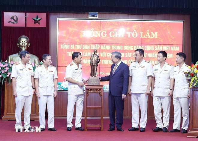Tổng Bí thư Tô Lâm tặng bức tượng Chủ tịch Hồ Chí Minh cho Cục Cảnh sát Hình sự. (Ảnh: Thống Nhất/TTXVN) Tổng Bí thư Tô Lâm tặng bức tượng Chủ tịch Hồ Chí Minh cho Cục Cảnh sát Hình sự. (Ảnh: Thống Nhất/TTXVN)