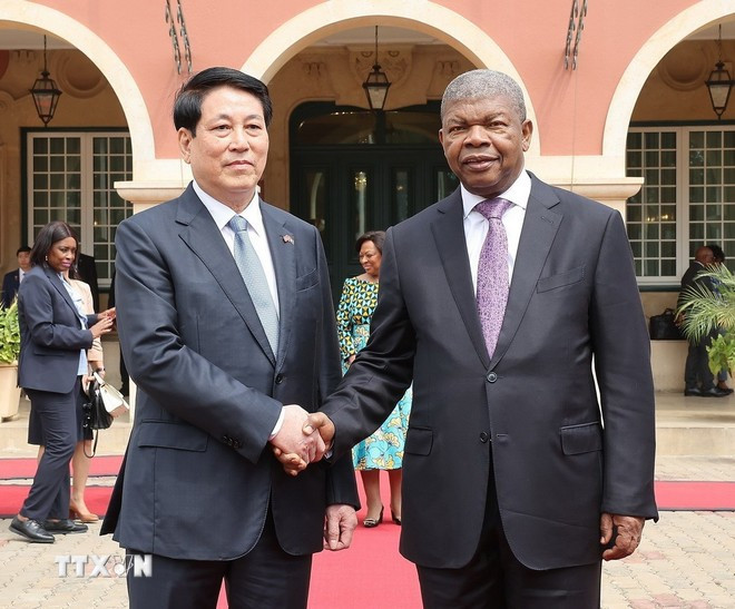 Tổng thống Angola João Manuel Gonçalves Lourenço đón Chủ tịch nước Lương Cường. (Ảnh: Lâm Khánh/TTXVN). Tổng thống Angola João Manuel Gonçalves Lourenço đón Chủ tịch nước Lương Cường. (Ảnh: Lâm Khánh/TTXVN).