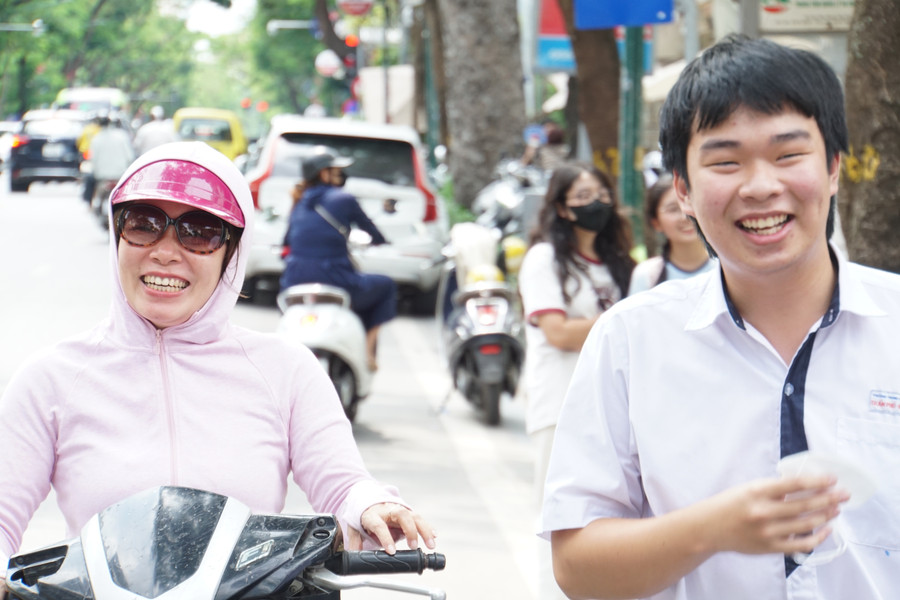 Phụ huynh và học sinh thoải mái trước môn thi thứ 2. dsc09332.jpg
