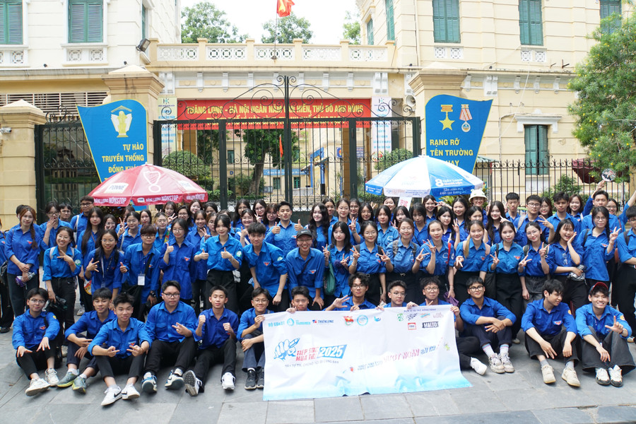 Thanh niên tình nguyện tại điểm thi THCS Trưng Vương. dsc09334.jpg