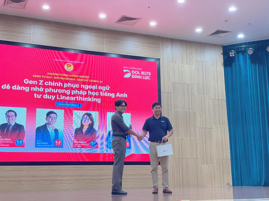 Diễn giả Hoàng Đức - Đại diện DOL English và BGH trường THCS Ban Mai. unnamed.png