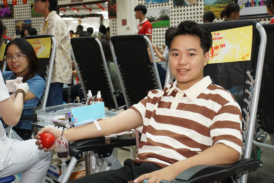 Em Trương Đức Mạnh chia sẻ đây là lần thứ 9 em đi hiến máu nhân đạo. Ảnh: Lê Nghĩa. dsc09818.jpg