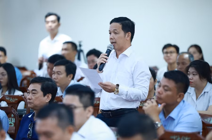 Cử tri Phan Hoàng Duy (Công ty xuất nhập khẩu Thủy sản Cần Thơ) phát biểu ý kiến. Ảnh: Dương Giang/TTXVN
