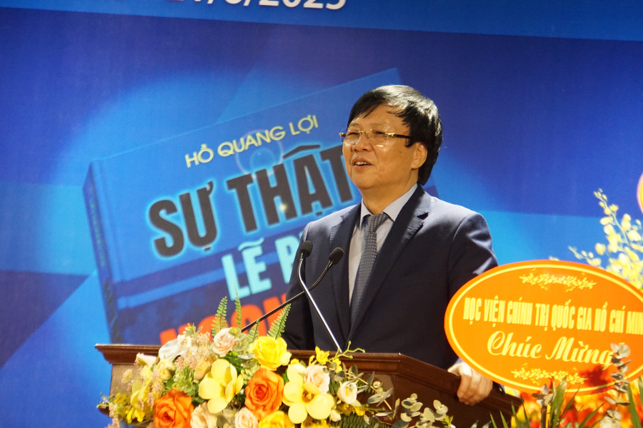 Nhà báo - Nhà văn Hồ Quang Lợi chia sẻ tại lễ ra mắt sách. dsc09039.jpg