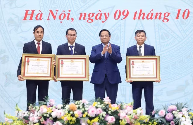 Thủ tướng Phạm Minh Chính trao Huân chương Lao động hạng Ba cho doanh nghiệp có thành tích xuất sắc. (Ảnh: Dương Giang/TTXVN)