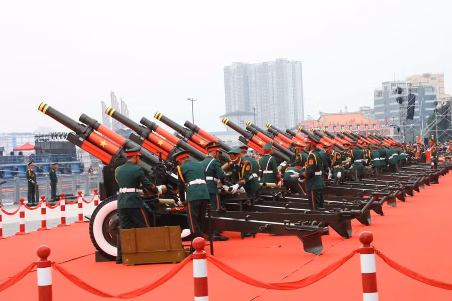 Kiểm tra các công đoạn trước giờ bắn đại bác.