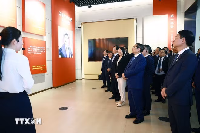 Thủ tướng Phạm Minh Chính thăm Triển lãm thành tựu phát triển của Khu Phố Đông. (Ảnh: Dương Giang/TTXVN).