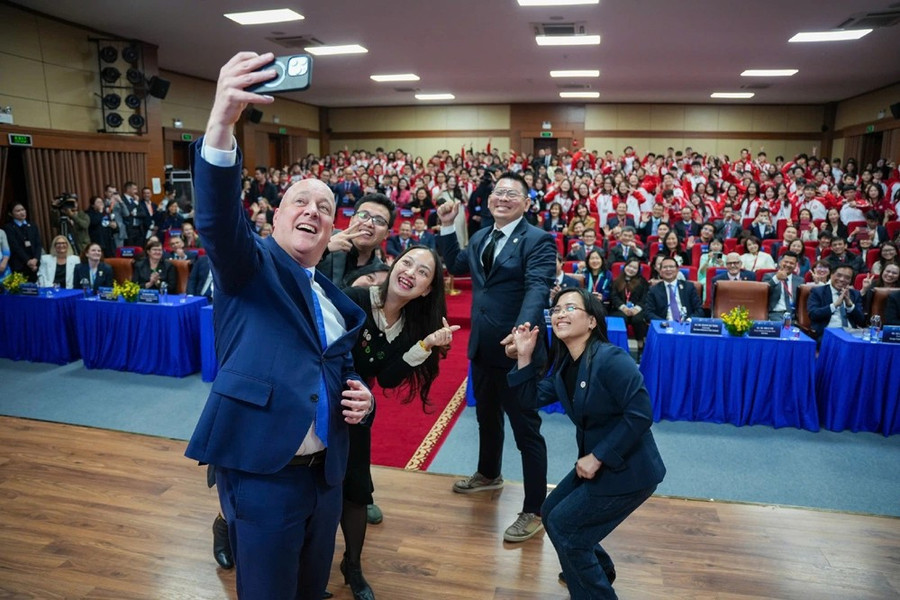 Thủ tướng Christopher Luxon chụp ảnh selfie cùng sinh viên Đại học Ngoại thương tại sự kiện sáng 26/2. Ảnh: FTU