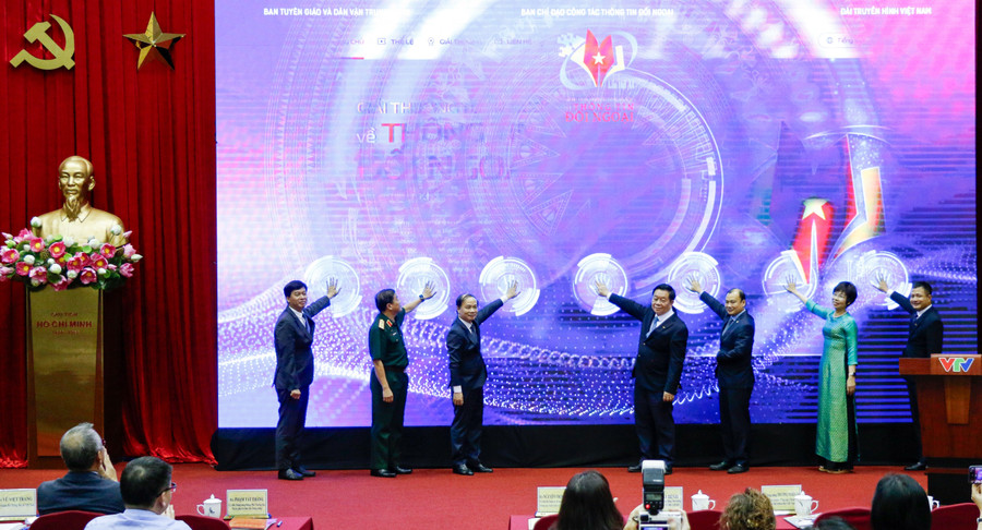 Các đại biểu thực hiện nghi Lễ phát động Giải thưởng. cac-dai-bieu-3.jpg