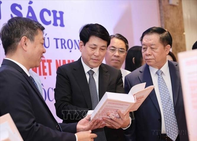 Trong công tác tuyên truyền, báo chí, xuất bản, thông tin đối ngoại, ngành Tuyên giáo đã thực hiện kịp thời, có hiệu quả, lan tỏa sâu rộng chủ trương, quyết sách lớn mang tính lịch sử. Trong ảnh: Thường trực Ban Bí thư Lương Cường và Trưởng Ban Tuyên giáo Trung ương Nguyễn Trọng Nghĩa tại Lễ ra mắt cuốn sách của Đồng chí Tổng Bí thư Nguyễn Phú Trọng “Xây dựng và phát triển nền văn hoá Việt Nam tiên tiến, đậm đà bản sắc dân tộc” (21/06/2024). Ảnh: Phương Hoa/ TTXVN