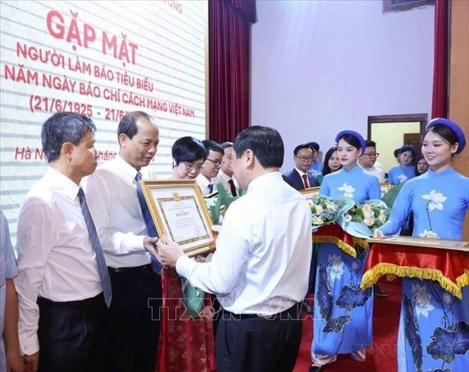 Đồng chí Lại Xuân Môn, Phó Trưởng Ban Thường trực Ban Tuyên giáo và Dân vận Trung ương trao Bằng khen cho nhà báo Nguyễn Quang Hải, Trưởng Ban Biên tập Ảnh (TTXVN) tại Gặp mặt, tuyên dương Người làm báo tiêu biểu nhân Kỷ niệm 100 năm Ngày Báo chí Cách mạng Việt Nam (21/6/1925 – 21/6/2025). Ảnh: Phương Hoa / TTXVN