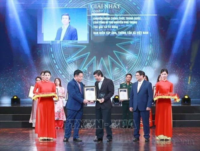 Trong công tác tuyên truyền, báo chí, xuất bản, thông tin đối ngoại, ngành Tuyên giáo đã thực hiện kịp thời, có hiệu quả, lan tỏa sâu rộng chủ trương, quyết sách lớn mang tính lịch sử. Trong ảnh: Thủ tướng Phạm Minh Chính và Trưởng Ban Tuyên giáo Trung ương Nguyễn Trọng Nghĩa trao giải Nhất cho tác giả Lê Trí Dũng (TTXVN) tại Lễ trao Giải thưởng toàn quốc về thông tin đối ngoại lần thứ IX (12/10/2023). Ảnh: Dương Giang/TTXVN