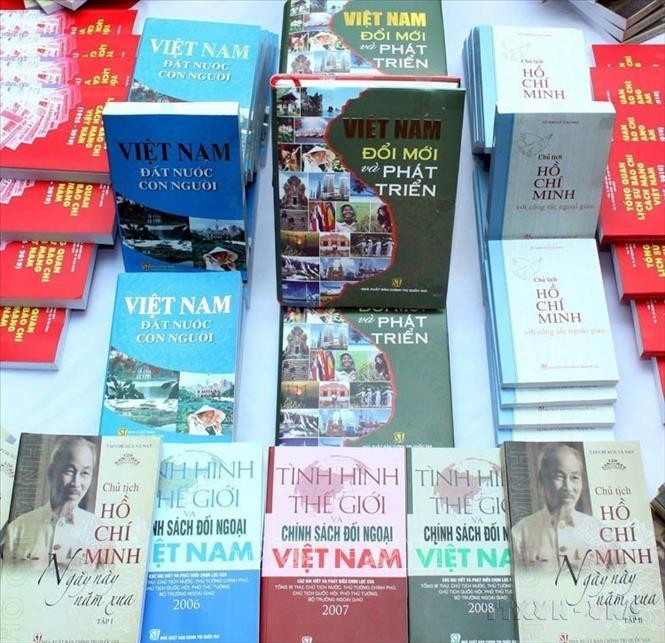 Trong công tác tuyên truyền, báo chí, xuất bản, thông tin đối ngoại, ngành Tuyên giáo đã thực hiện kịp thời, có hiệu quả, lan tỏa sâu rộng chủ trương, quyết sách lớn mang tính lịch sử. Trong ảnh: Công bố các ấn phẩm kỷ niệm 65 năm Cách mạng tháng 8 và Quốc khánh 2/9 do Ban Tuyên giáo Trung ương phối hợp cùng NXB Chính trị quốc gia - Sự thật tổ chức (2010). Ảnh: Thanh Tùng/TTXVN