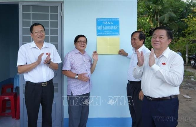 Trưởng Ban Tuyên giáo Trung ương Nguyễn Trọng Nghĩa và đoàn công tác trao tặng nhà Đại đoàn kết cho hộ nghèo, hộ cận nghèo và các gia đình có hoàn cảnh đặc biệt khó khăn tại xã Thanh Phước, huyện Gò Dầu, tỉnh Tây Ninh (9/10/2023). Ảnh: Minh Phú/TTXVN