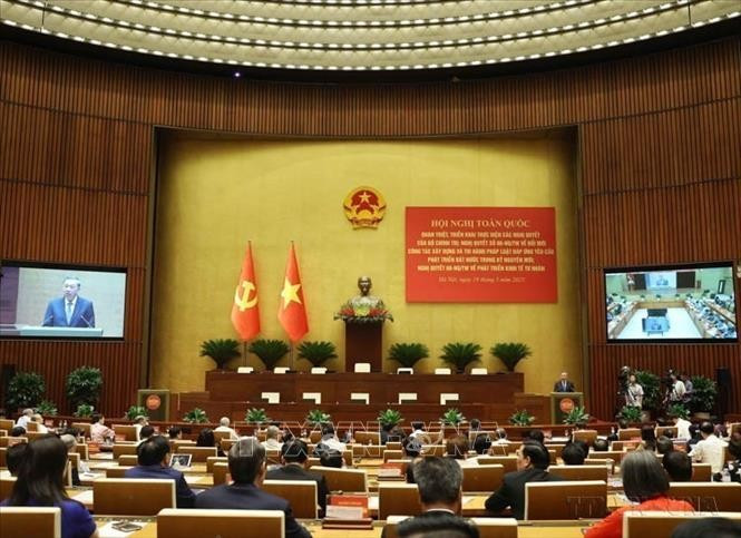 Bộ Chính trị, Ban Bí thư tổ chức Hội nghị toàn quốc quán triệt và triển khai thực hiện Nghị quyết số 66-NQ/TW, ngày 30/4/2025 của Bộ Chính trị về đổi mới công tác xây dựng và thi hành pháp luật đáp ứng yêu cầu phát triển đất nước trong kỷ nguyên mới và Nghị quyết số 68-NQ/TW, ngày 4/5/2025 của Bộ Chính trị về phát triển kinh tế tư nhân. Ảnh: TTXVN