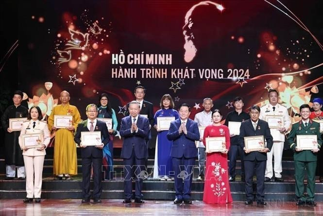 Tổng Bí thư Tô Lâm trao Biểu trưng; Trưởng Ban Tuyên giáo Trung ương Nguyễn Trọng Nghĩa trao Giấy chứng nhận tôn vinh các điển hình tiêu biểu toàn quốc trong học tập và làm theo tư tưởng, đạo đức, phong cách Hồ Chí Minh tại Chương trình” Hồ Chí Minh - Hành trình khát vọng 2024”. Ảnh: Thống Nhất/TTXVN
