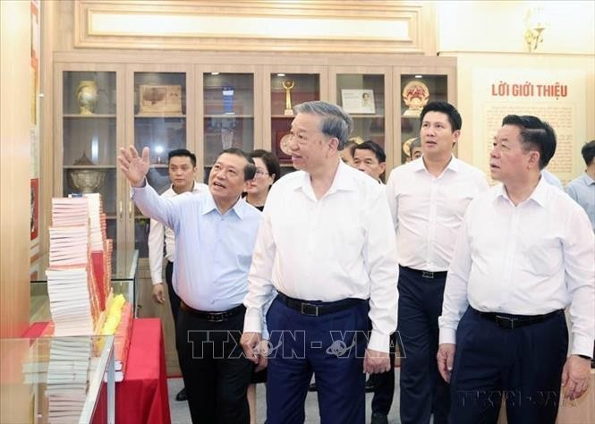Tổng Bí thư Tô Lâm thăm Phòng truyền thống của Ban Tuyên giáo và Dân vận Trung ương (Hà Nội, 11/6/2025). Ảnh: Thống Nhất/TTXVN
